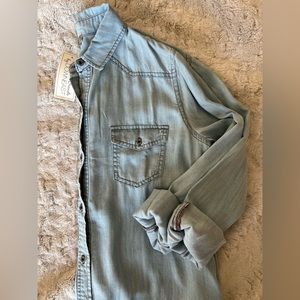 Women’s DownEast button down - Light wash Chambeay Top. Size S. NWT
